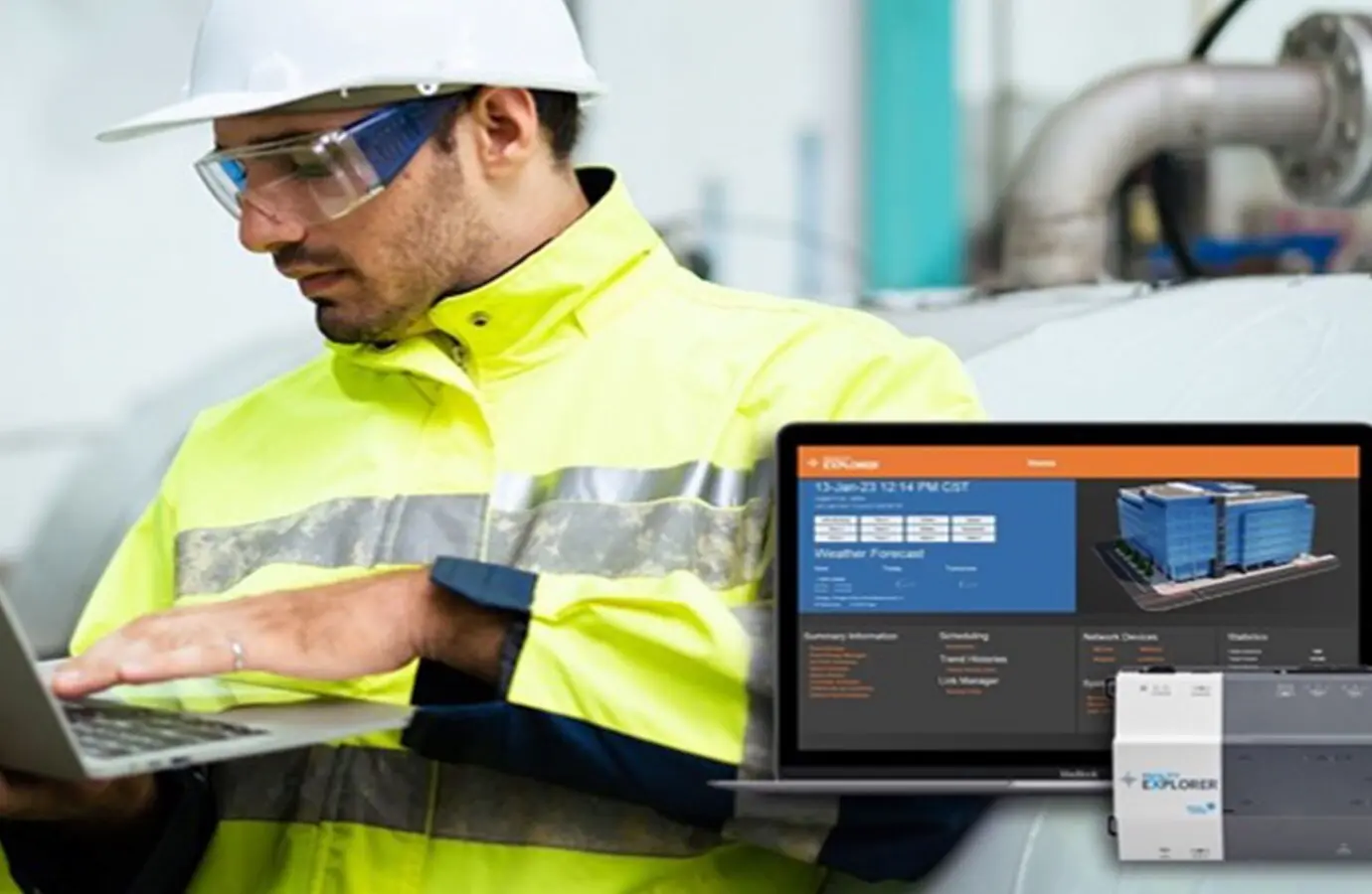 مهندس يستخدم برنامج ترقية مستكشف المرافق