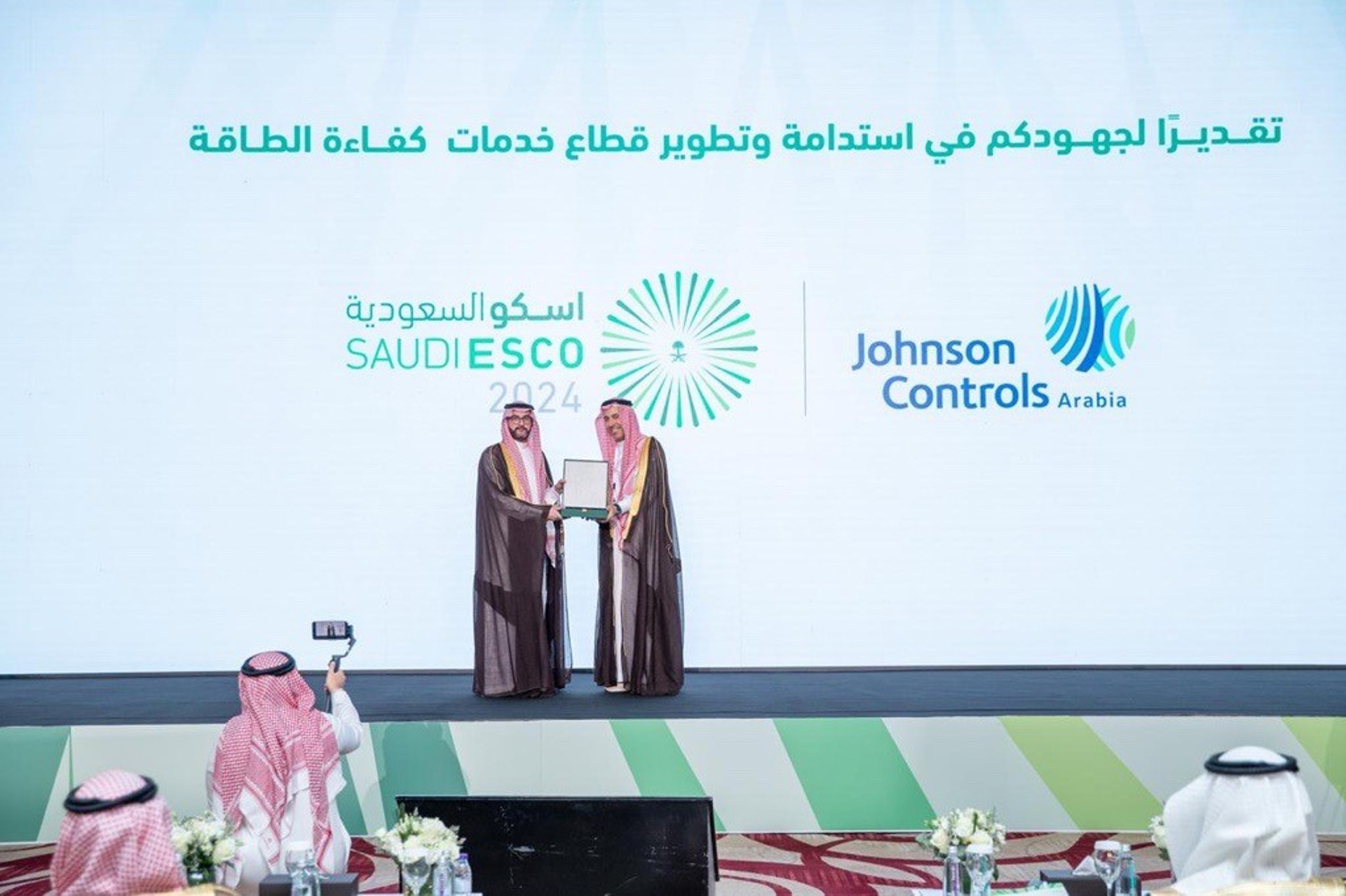 Dr. Mohanad Al-Shaikh receiving the SEEC Energy Excellence Award